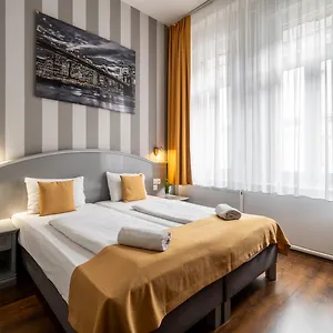 Hotel Full Moon, Budapeszt
